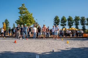 Tournoi de pétanque entre collègue au boulodrome de l'immense plaine des sports du plus gros établissement des Landes dans le Sud-Ouest de la France pour passer un moment de détente professionnelle par temps ensoleillé