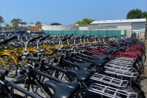 Rangées de vélos pour tous les salariés et employés des grosses boîte pro qui veulent offrir à leurs collaborateurs des moments de qualité pour découvrir la beauté de la région avec des activités extérieures ecoresponsables