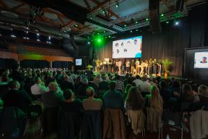 Séminaire des BNP Paribas dans la salle de l'Arena avec diffusion sur l'écran géant des félicitations d'entreprise aux meilleurs salariés pour leur performance dans une ambiance pré-gala avec public