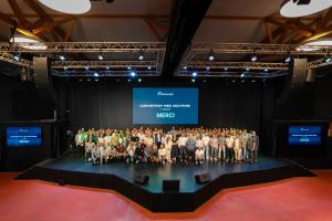 Photo de groupe de remerciements avec EQUANS CONVENTION INEO AQUITAINE 11 JUIN 2026 avec marqué sur l'écran géants et écrans sur les côtés MERCI avec tout le groupe sur l'estrade de l'ARENA pour immortaliser leur événement professionnel qui s'est passé avec sérieux et expertise