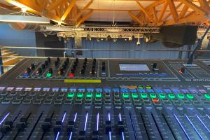 Régie son avec table de mixage numérique dans la salle Arena du Vieux Port, équipement professionnel pour gérer le son de séminaires, spectacles et soirées d’entreprise dans les Landes