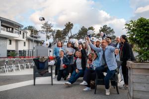 Lancé de casquettes de capitaine de navire sur la place devant la superbe et énorme salle de réception & spectacles de la région, dans une humeur joviale et professionnelle 