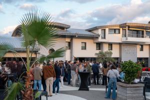 Cocktail plancha sur le parvis de l'ARENA dans une atmosphère détente au crépuscule pour un coucher de soleil professionnel dans l'une des plus grandes salles privée du département des Landes en Nouvelle Aquitaine, France