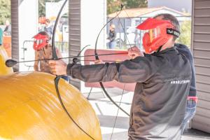 Air-archery pour tirer à l'arc en toute sécurité avec masques et casques de protection et bénéficier de loisirs d'entreprises pro uniques et fédératrices dans un lieu exceptionnel