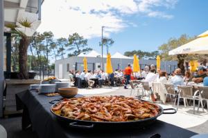 Gros plan sur la paella partagée entre tout le personnel de grandes entreprises dans un espace extérieur privilégié au bord de l'ocean dans l'excellente salle de séminaire et incentive du Sud-Ouest