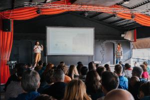 Transformez vos réunions d'affaires en moment mémorables et uniques grâce aux multi-configurations de nos bâtiments qui permettent de s'adapter parfaitement à la disposition que vous aimeriez pour toutes vos présentations pro et semi-professionnelles séminaires et incentives