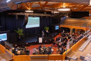 Prise de vue plongeante depuis le balcon dans la meilleure salle de conférence du sud-ouest pour les comités d'entreprise à taille humaine avec emplacements modulables pour s'adapter à toutes les configurations possibles