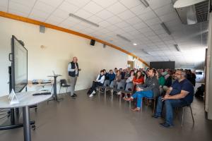 Entreprise en plein brainstorming et partage des chiffres clé de leur société pour débattre et nourrir les projets tournés vers l'avenir