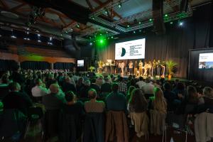 Séminaire des BNP Paribas dans la salle de l'Arena avec diffusion sur l'écran géant des félicitations d'entreprise aux meilleurs salariés pour leur performance dans une ambiance pré-gala avec public