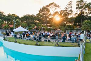 Personnes réunies en séminaire autour d’un concert dans le parc aquatique privatisé du Vieux Port, pour un événement professionnel convivial et original.
