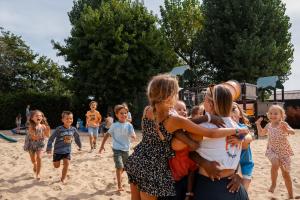 Animatrices du mini-club et enfants sur l’aire de jeux sécurisée pour les 6-12 ans du camping Le Vieux Port