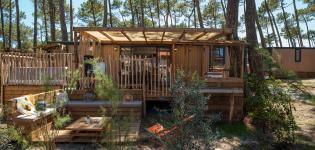 Vue ensemble Lodge Premium 4 personnes avec jacuzzi dans les Landes au camping Le Vieux Port