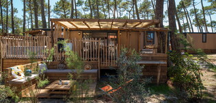 Vue ensemble Lodge Premium jacuzzi 4 personnes avec vue dune dans les Landes au camping Le Vieux Port