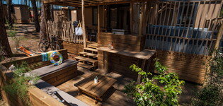 Vue ensemble Lodge Premium jacuzzi 6 personnes avec vue dune dans les Landes au camping Le Vieux Port