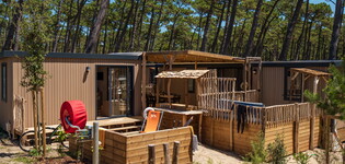 Vue ensemble Cottage Duo Suite Premium jacuzzi 8 personnes dans les Landes au camping Le Vieux Port