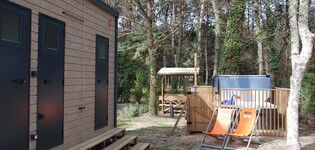 Bloc sanitaire privé  Emplacement VIP 150 jacuzzi 2/6 personnes dans les Landes au camping Le Vieux Port