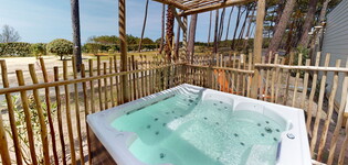 Jacuzzi sur la terrasse du Lodge Premium 4 personnes Dune Jacuzzi 
