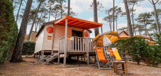 Tente RESASOL 4/5 personnes glamping 21 m² : hébergement tout confort avec 2 chambres, cuisine équipée, salle de bains et terrasse couverte.