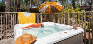 Entrez dans une nouvelle dimension du camping  espace, intimité et jacuzzi privatif… à découvrir dès maintenant.