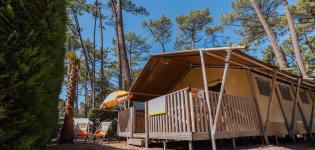 Tente Ecoluxe 8 personnes vue extérieure sous les pins au camping Le Vieux Port dans les Landes