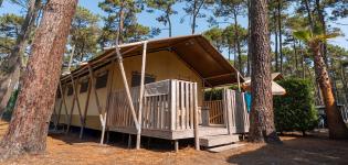 Tente Ecoluxe 4/5 personnes vue extérieure sous les pins au camping Le Vieux Port dans les Landes