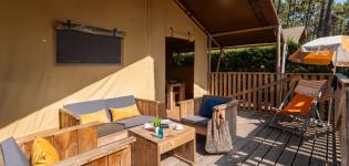 Façade tente lodge Ecoluxe 4/5P avec terrasse couverte camping 5 étoiles Côte d’Argent
