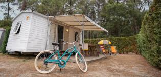 Terrasse du mobil-home Eco avec deux chiliennes et vélo pour balades au Camping Le Vieux Port