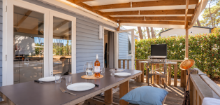 Table dressée sur la terrasse extérieure du mobil-home Resasol 4/6 personnes, aménagée pour les repas en plein air pendant les vacances au camping Le Vieux Port.