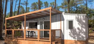 Aperçu du futur hébergement Chalet Écume au Camping Le Vieux Port à Messanges, Vue extérieure du futur Chalet Écume avec terrasse de 11 m², visuel 3D non contractuel