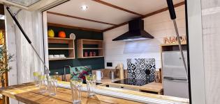 Terrasse du futur Chalet Écume représentée en modélisation 3D non contractuelle, , nouvelle location pour quatre personnes, avec bar comptoir blanc élégant pour les soirées d'été ou de printemps en séjour vacances bord de mer