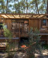 Vue ensemble Lodge Premium 4 personnes avec jacuzzi dans les Landes au camping Le Vieux Port