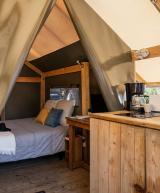 Intérieur de la Tente Duo 2 personnes avec lit double et kitchenette