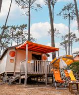 Tente RESASOL 4/5 personnes glamping 21 m² : hébergement tout confort avec 2 chambres, cuisine équipée, salle de bains et terrasse couverte.