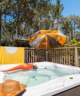 Entrez dans une nouvelle dimension du camping  espace, intimité et jacuzzi privatif… à découvrir dès maintenant.
