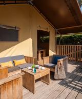 Façade tente lodge Ecoluxe 4/5P avec terrasse couverte camping 5 étoiles Côte d’Argent