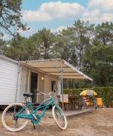 Terrasse du mobil-home Eco avec deux chiliennes et vélo pour balades au Camping Le Vieux Port
