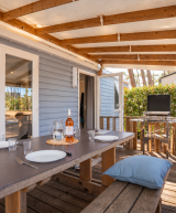 Table dressée sur la terrasse extérieure du mobil-home Resasol 4/6 personnes, aménagée pour les repas en plein air pendant les vacances au camping Le Vieux Port.