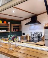 Terrasse du futur Chalet Écume représentée en modélisation 3D non contractuelle, , nouvelle location pour quatre personnes, avec bar comptoir blanc élégant pour les soirées d'été ou de printemps en séjour vacances bord de mer