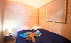 Chambre avec grand lit Cabane sur pilotis 4/5 personnes dans les Landes au camping Le Vieux Port