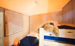 Chambre avec lits superposés Cabane sur pilotis 4/5 personnes dans les Landes au camping Le Vieux Port