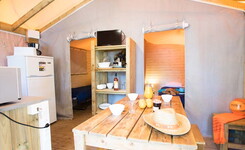 Coin cuisine Cabane sur pilotis 4/5 personnes dans les Landes au camping Le Vieux Port