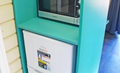 Coin cuisine et frigo Chalet Bois 4/5 personnes dans les Landes au camping Le Vieux Port