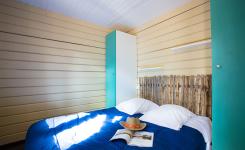 Chambre grand lit bleue Chalet Bois 6 personnes dans les Landes au camping Le Vieux Port