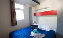 Chambre grand lit rouge Chalet Bois 6 personnes dans les Landes au camping Le Vieux Port