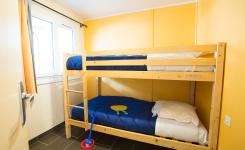 Chambre lits superposés Chalet Bois 6 personnes dans les Landes au camping Le Vieux Port