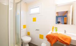WC, lavabo et douche Chalet Bois 6 personnes dans les Landes au camping Le Vieux Port