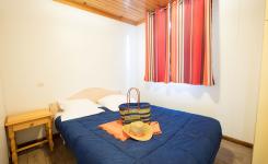 Chambre avec grand lit Chalet Bois 8 personnes dans les Landes au camping Le Vieux Port