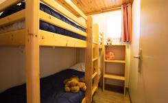 Chambre avec lits superposés Chalet Bois 8 personnes dans les Landes au camping Le Vieux Port