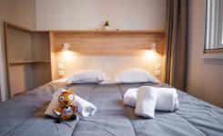 Chambre suite parentale Lodge Premium 4 personnes avec jacuzzi dans les Landes au camping Le Vieux Port