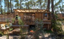 Vue ensemble Lodge Premium jacuzzi 4 personnes avec vue dune dans les Landes au camping Le Vieux Port